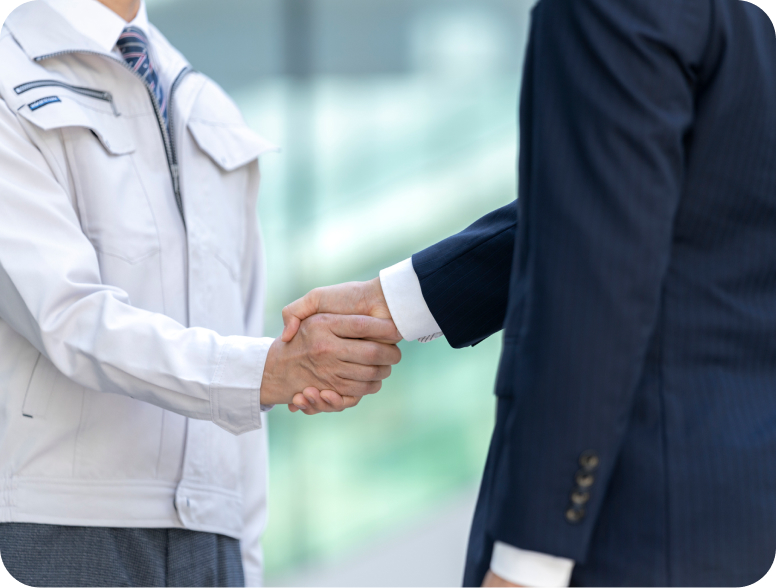 A型事業所 企業メリット 二人の男性が握手をしている様子