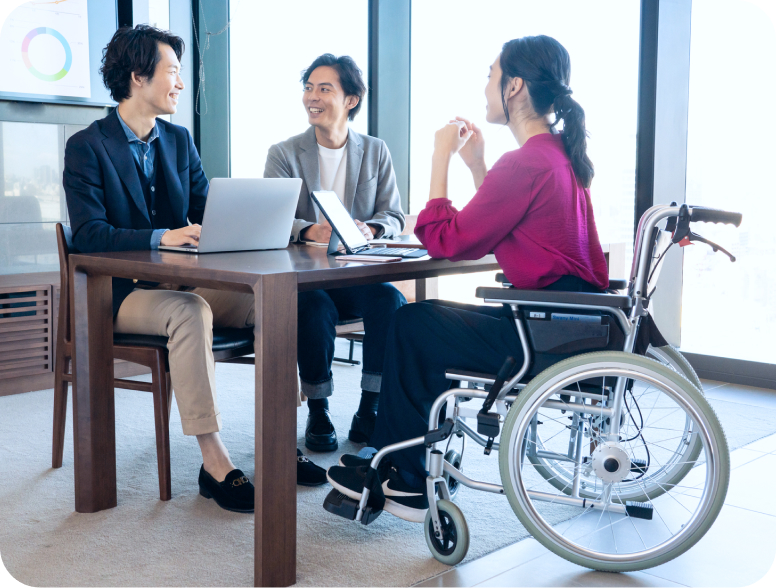 障害者雇用 成功事例 車椅子に座った女性と二人のビジネスパーソンが話している様子