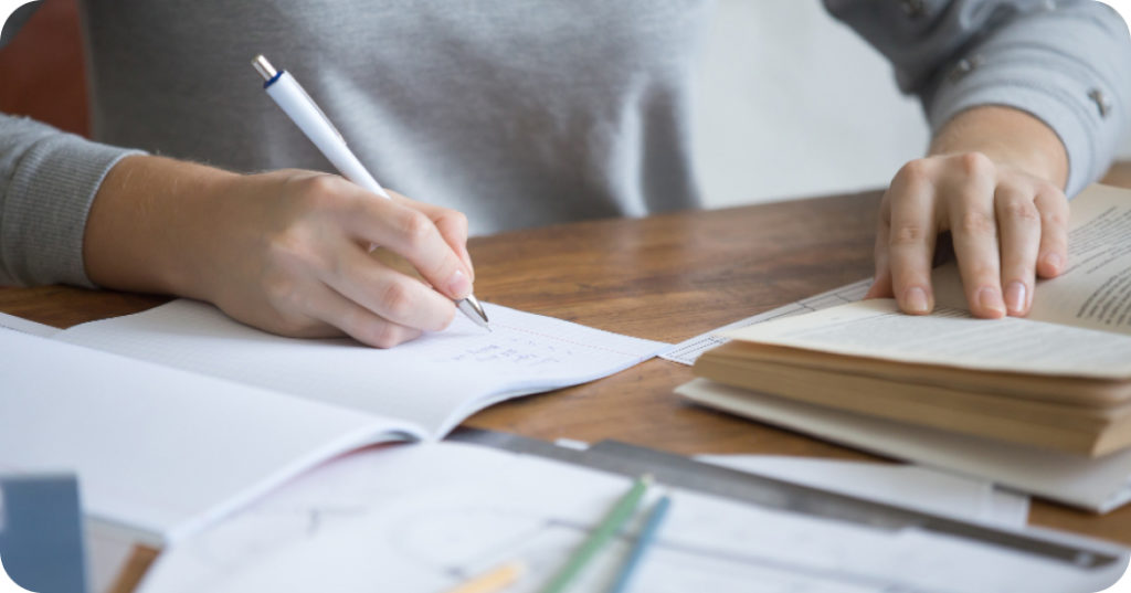 A型事業所 未経験でも働ける? ノートにメモを取りながら学習する人の手元