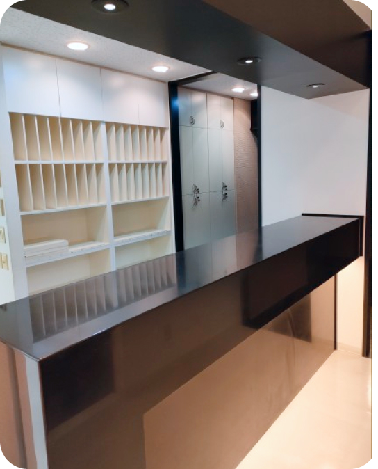 障害者 雇用 受付カウンターと書類棚がある医療・福祉施設のエントランス