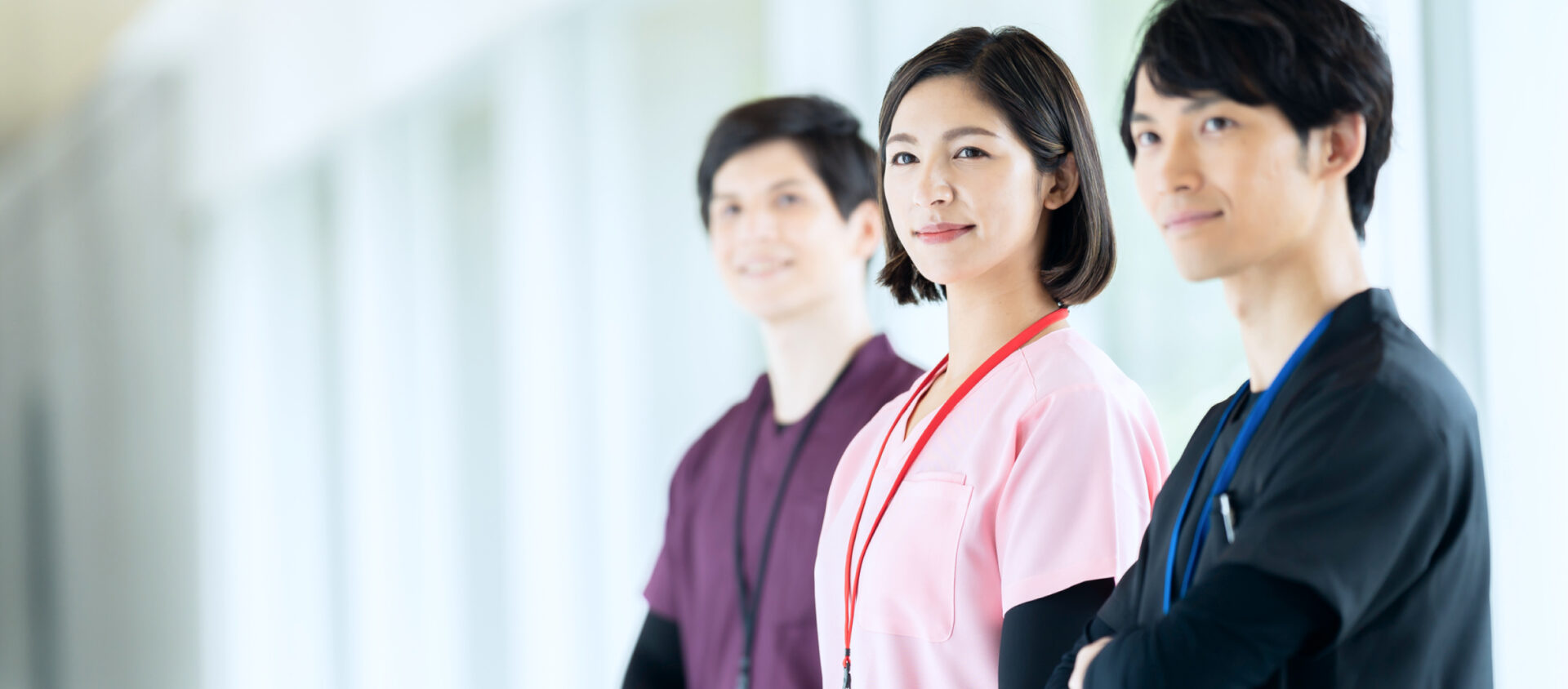 就労支援員 募集 作業服を着た三人の職員が並んでいる様子